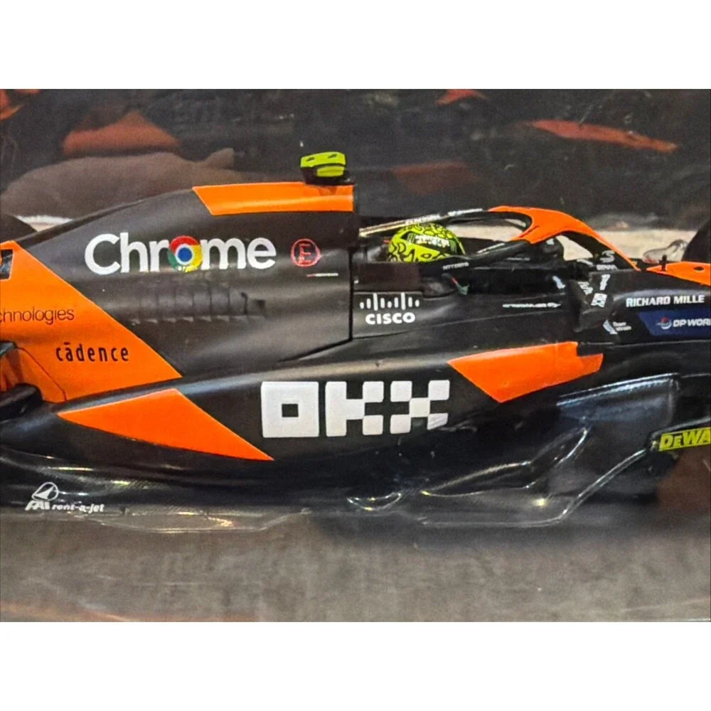 Bburago McLaren MCL38 Miami Grand Prix 2024 – Lando Norris #4  1:24 display case